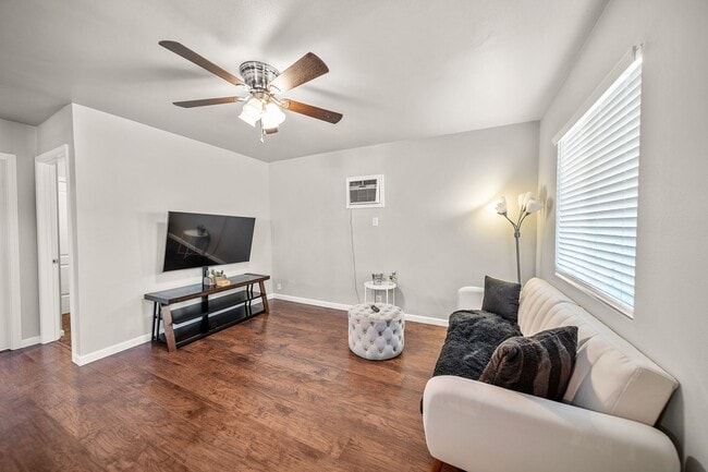 Foto del edificio - Fully Updated 2/1-Directly Across From 20th St Park- Available Now*** One Room Lease take over***