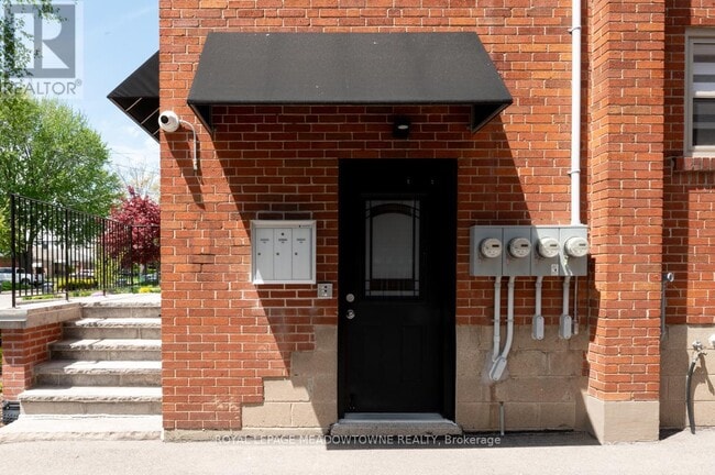 Photo du bâtiment - 33-33 Broadview Ave