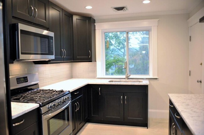 Building Photo - 31 Bayberry Dr