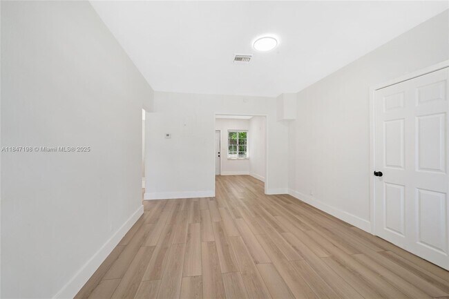 Foto del edificio - 1021 NW 7th Ave