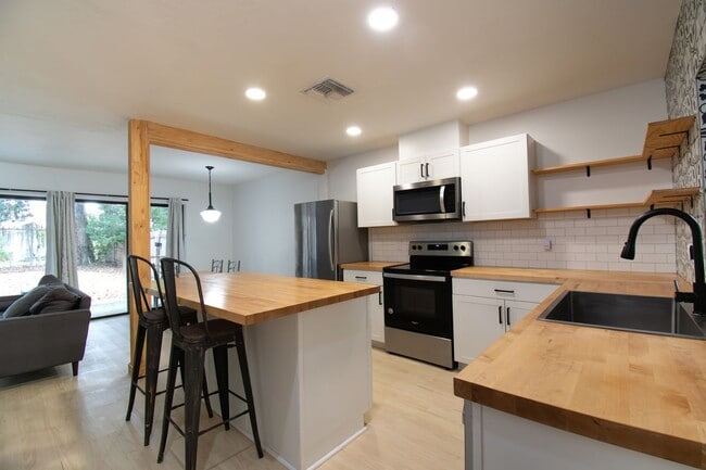 Building Photo - 1058 SW 6th Dr