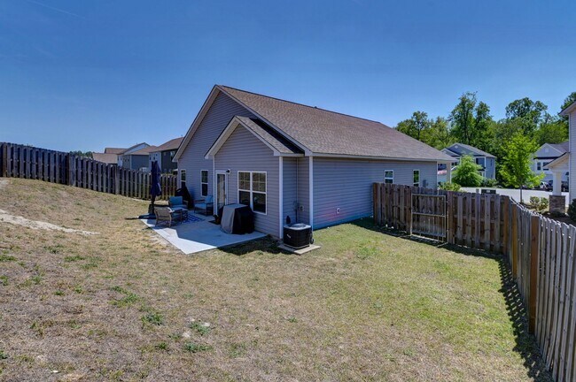 Building Photo - Ranch style home with Modern Finishes & Private Fenced Backyard!