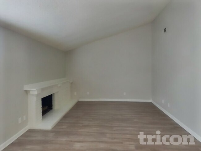 Building Photo - 5262 Willowhaven Ave