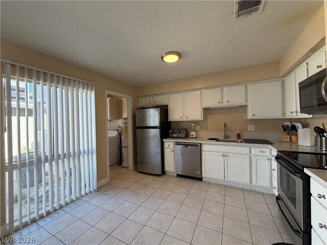 Building Photo - 570 Willow Green Dr