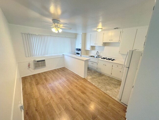 Building Photo - WEST LA: Large & Bright 1 bed/1 bath apart...
