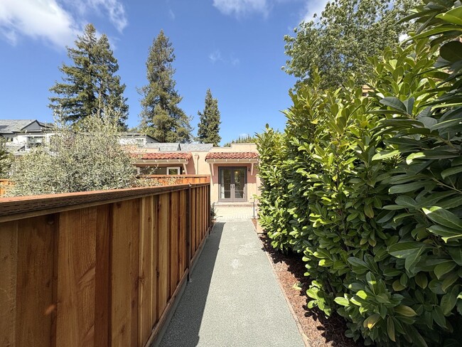 Building Photo - Newly Remodeled Cottage in Crescent Park A...