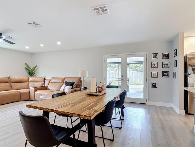 Foto del edificio - 8676 Hillside Dr