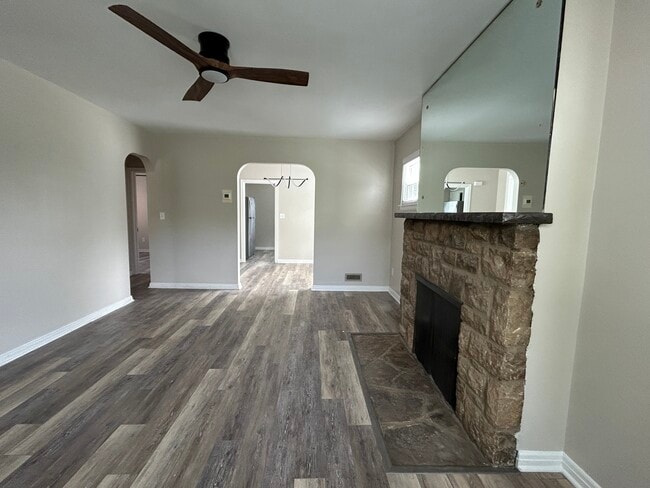 Spacious living room - 3117 Parkside Rd