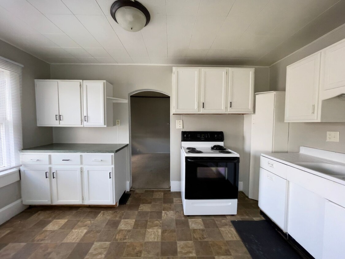 Primary Photo - Washer and Dryer Hook Ups