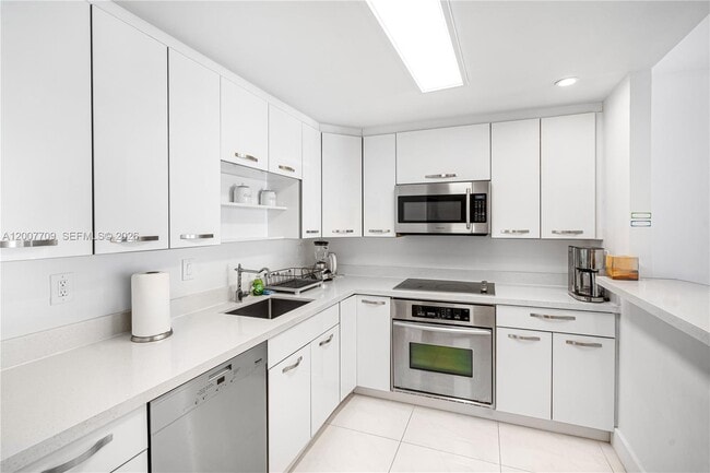 Foto del edificio - 19370 Collins Ave