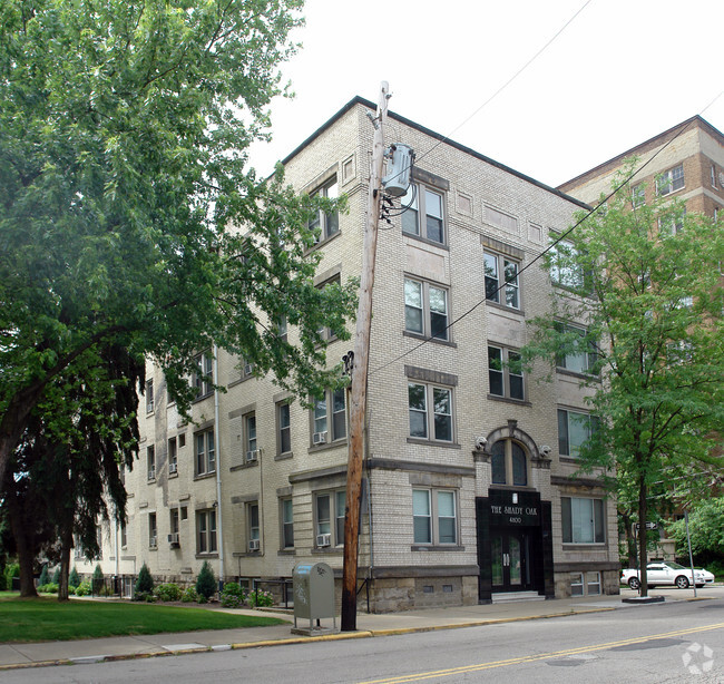 Pre-renovación de Shady Oak - Clyde Street Apartments