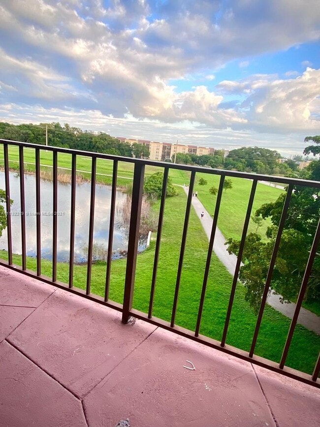 Foto del edificio - 9170 Fontainebleau Blvd