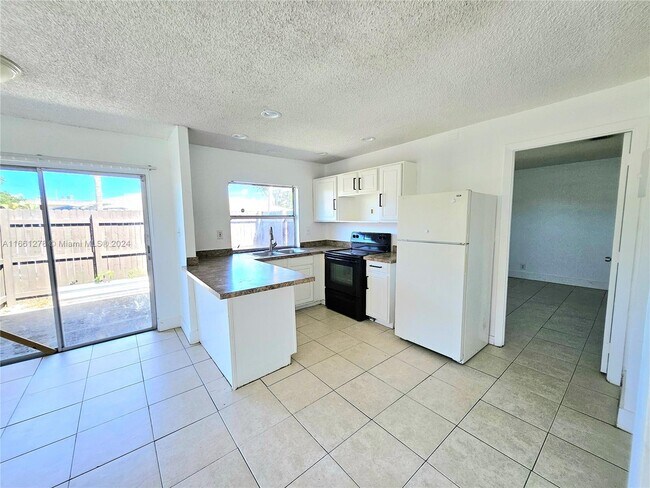 Foto del edificio - 3104 NW 3rd Ave