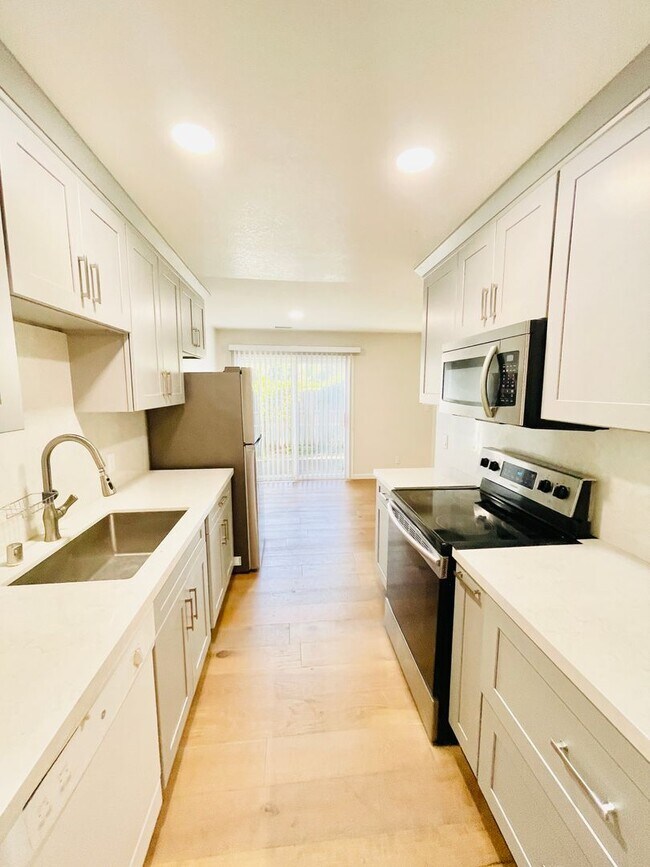Building Photo - Beautifully Updated 3 Bed 2 Bath Condo W/ ...