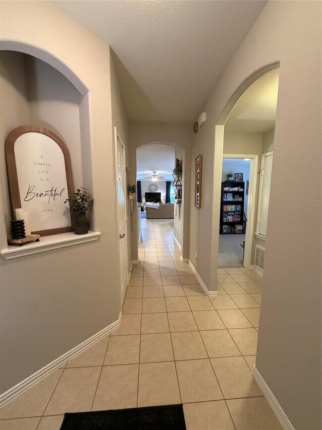 Building Photo - 2028 Cactus Valley Dr