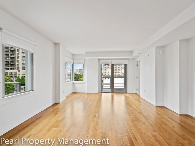 Foto del edificio - Waterfront Pearl - 1 bed/1.5 bath/den sw corner unit with parking/2 balconies/river view/most uti...