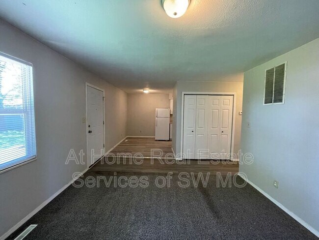 Foto del edificio - 900 S Crutcher Ave