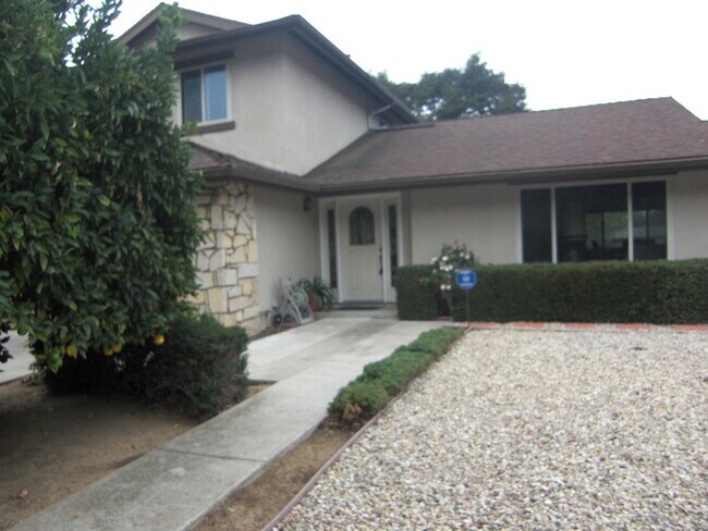 Building Photo - Hidden Valley 3 Bedroom Home - Available Now