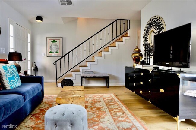 Building Photo - 2 br, 3 bath House - 801 E Mendocino St Ap...