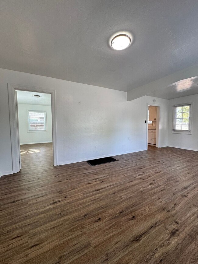Foto del edificio - Beautifully updated 1 Bed / 1 Bath Duplex
