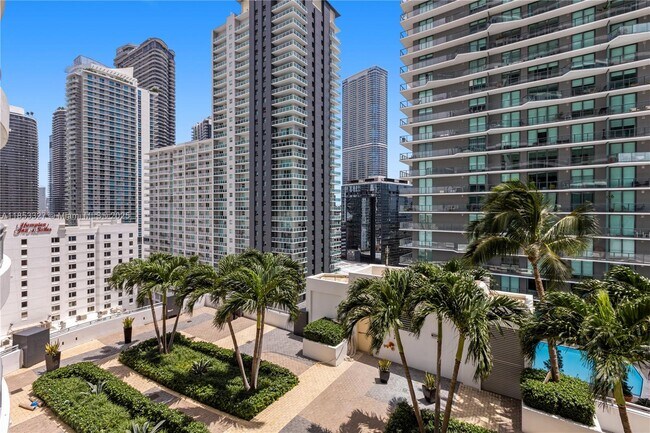 Foto del edificio - 60 SW 13th St