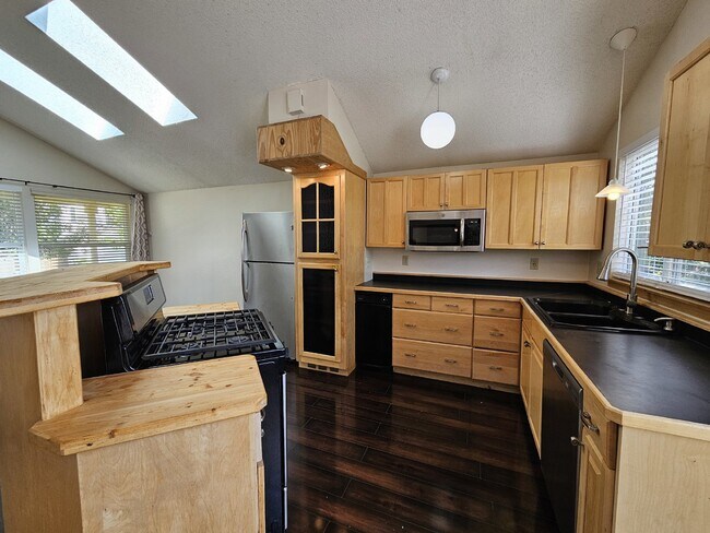 Building Photo - Functional 3 Bed with Flex Room House in H...