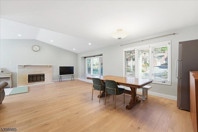 Foto del edificio - 65 Aspen Dr