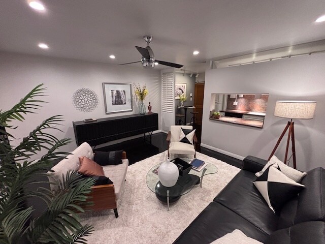 Foto del edificio - 1255 N HARPER Ave