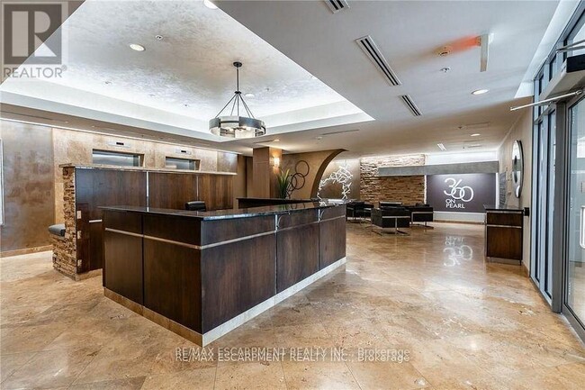 Building Photo - 360 Pearl St