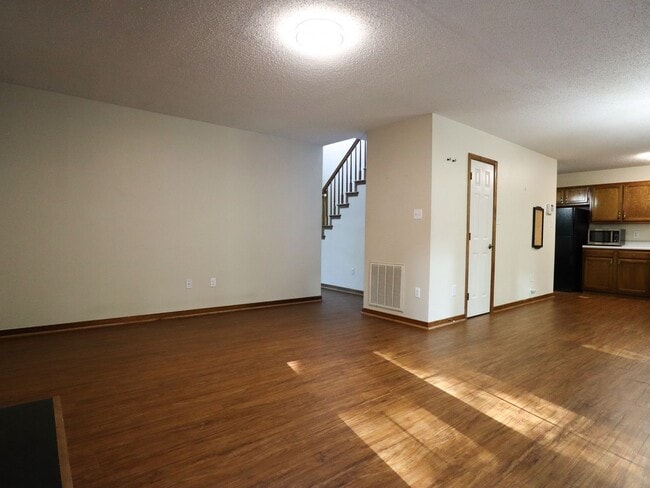 Building Photo - 4-Bedroom Home on Quiet Cul-de-Sac - Must See