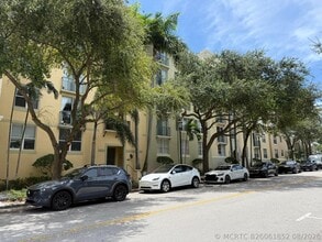 Building Photo - 630 S Sapodilla Ave