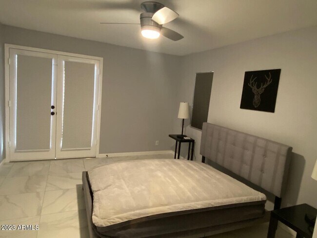 Building Photo - 1820 E Morten Ave