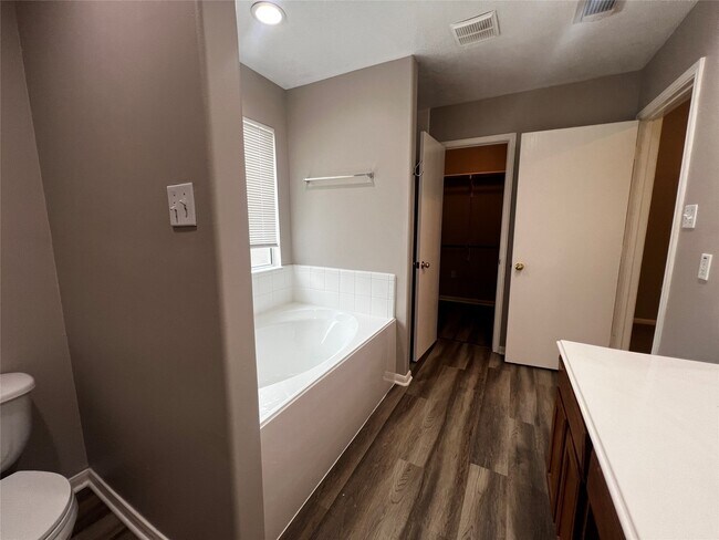 Foto del edificio - 2427 Halstead Dr