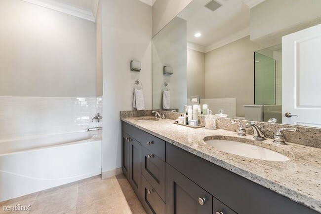 Building Photo - 2621 N Wilton Ave