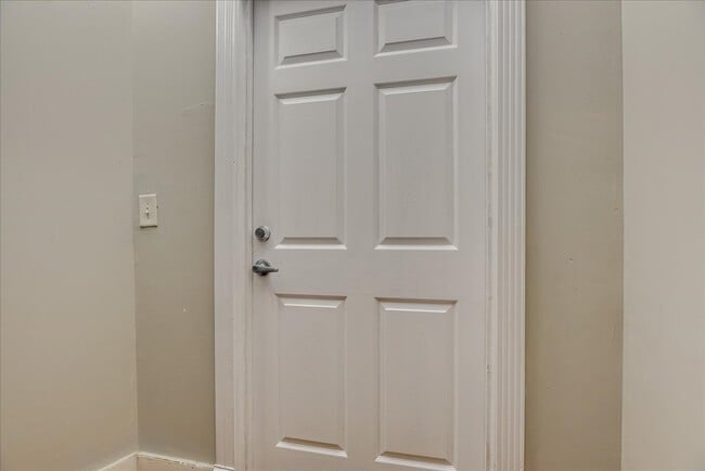 Building Photo - 828 Broad St