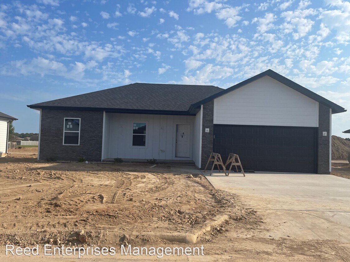 3 br, 2 bath House 112 W Bluegrass St House Rental in Rogersville