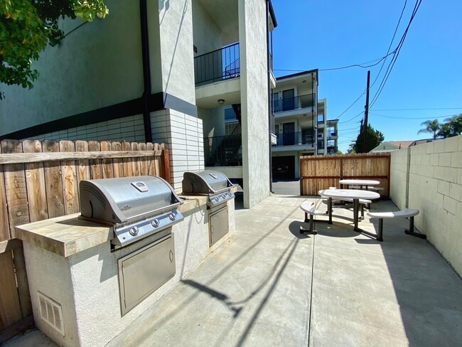 Building Photo - 7466 Rosemead Apts