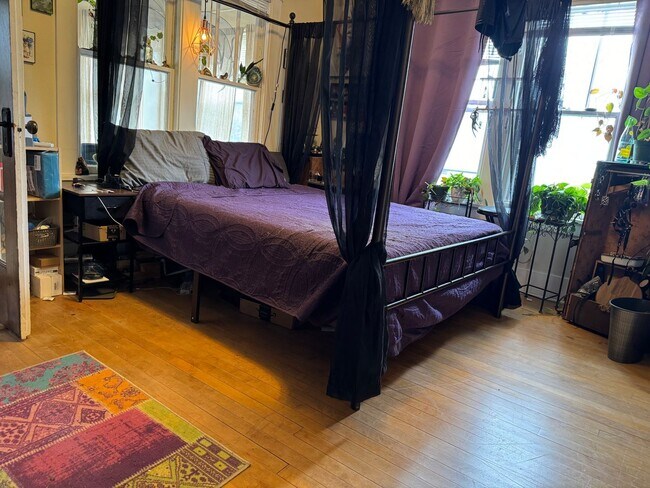 Foto del edificio - 2318-2320 E Washington Ave.