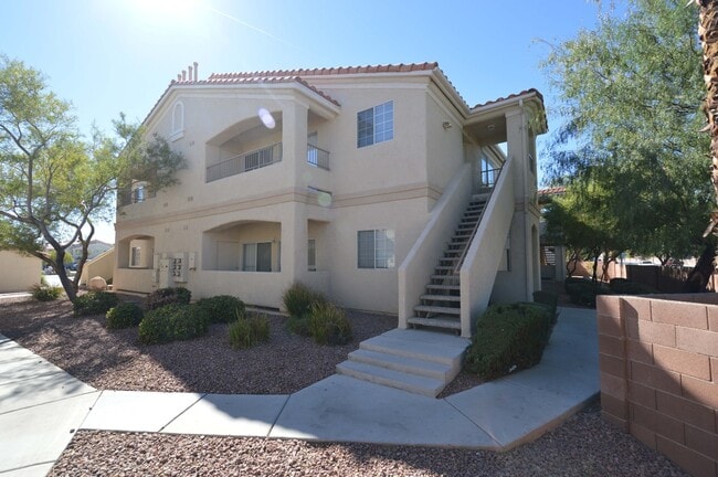Foto del edificio - 2nd Floor Condo in a Gated Northeast Commu...