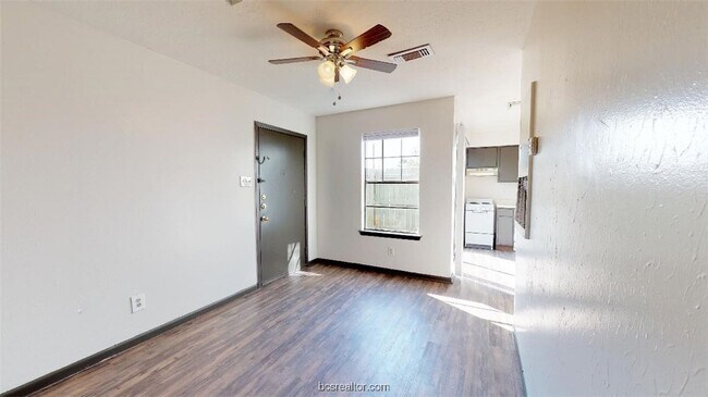 Building Photo - 725 Peppertree Dr
