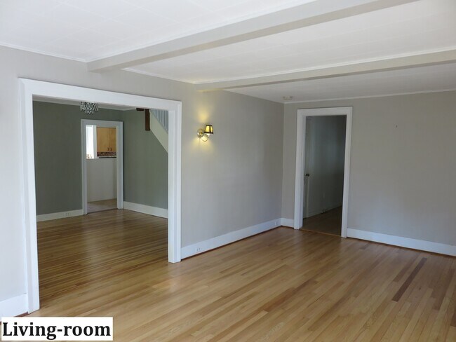 Building Photo - 136 Forest Home Dr