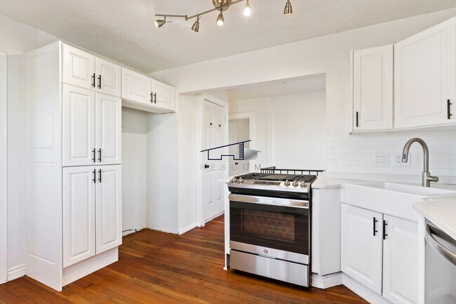 Foto del edificio - Charming Clinton Home – 4 Bedrooms, 1 Bath...