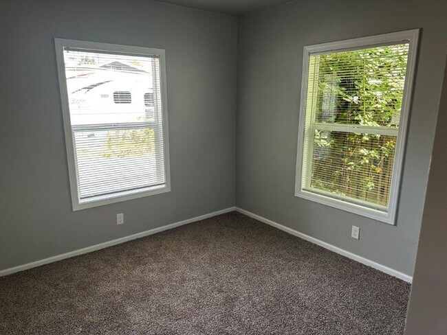 Foto del edificio - UPDATED single family home, with large yard!