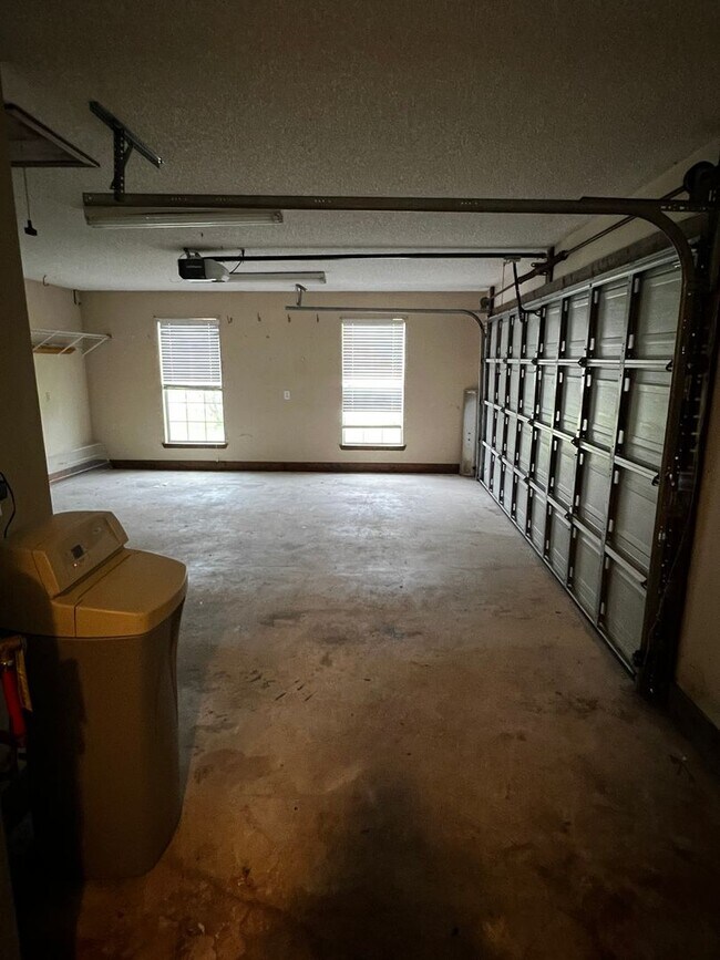Building Photo - 4/2 with fenced in yard!