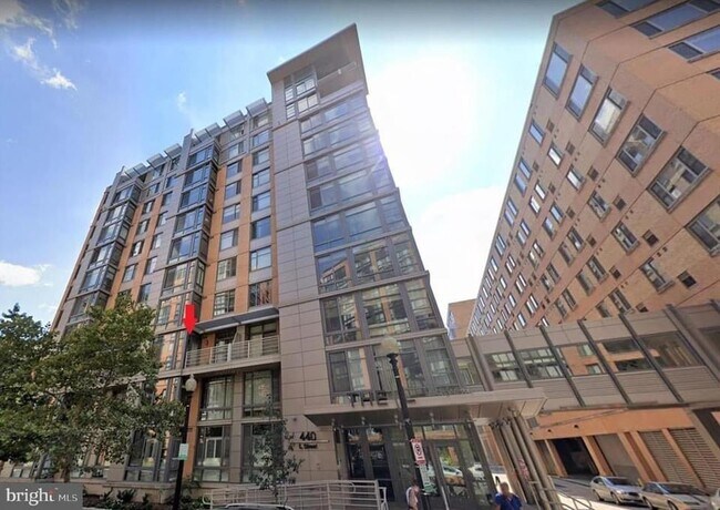 Vista desde la calle; vea la flecha roja para la ubicación de la unidad. - 440 L St NW