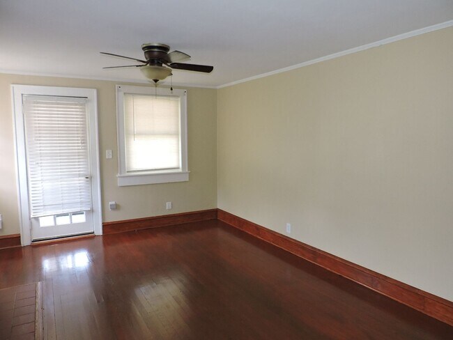 Foto del edificio - Call Linda 804-642-2106 or linda@vacosold.com