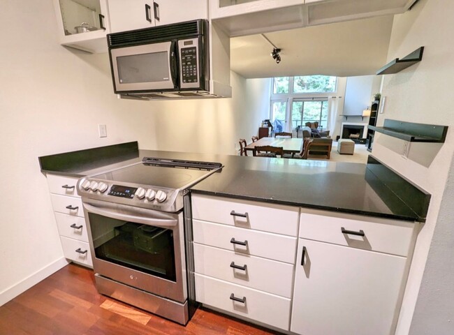 Building Photo - Stunning Sand Point Condo with Loft and Ba...