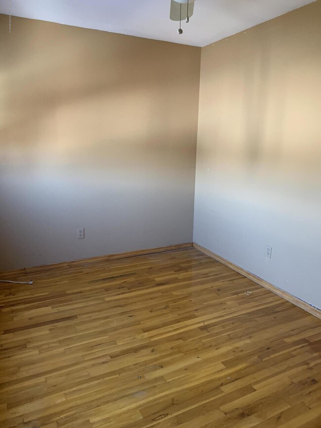 Building Photo - 135 Redgrave Ave