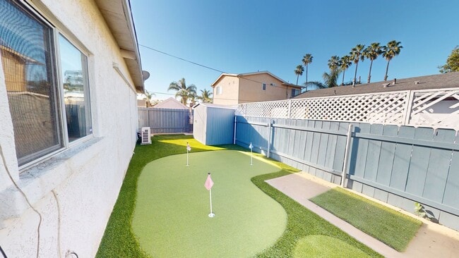 Foto del edificio - Charming 2-Bedroom Home with Mini Golf Course, Spacious Yard, and Ample Parking