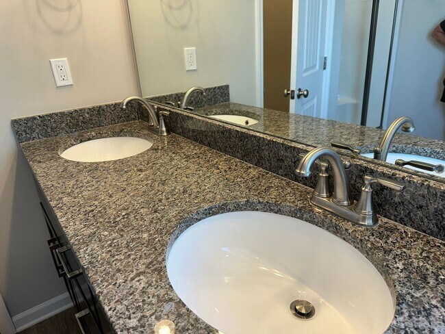 Foto del edificio - 1/2 off first full month rent move in special